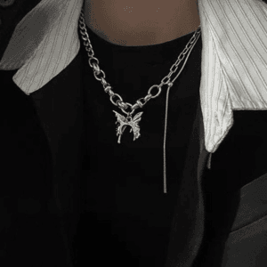 Collier papillon argent, top noir et blazer, une élégance moderne et raffinée.