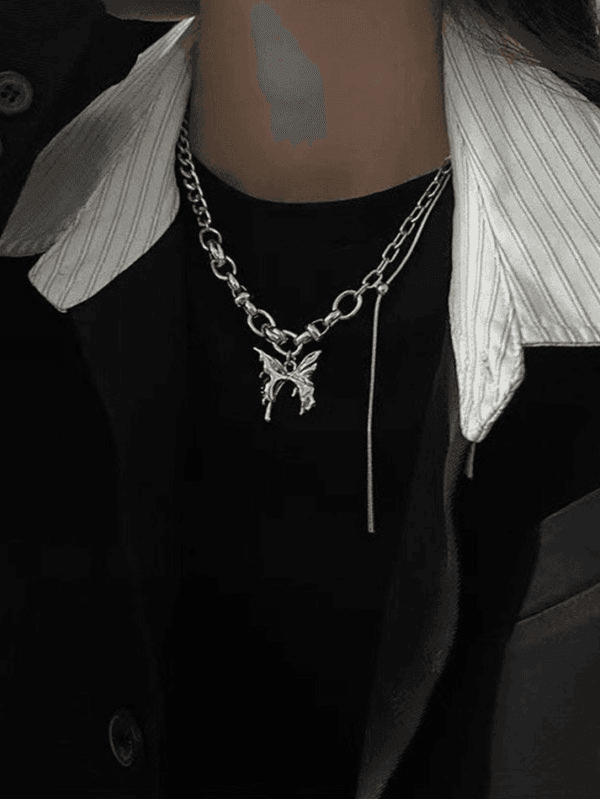 Collier Papillon Argent, Top Noir Et Blazer, Une Élégance Moderne Et Raffinée.