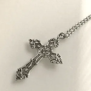 Collier En Argent Avec Croix Élégante Ornée De Motifs Floraux Et Chaîne Délicate.