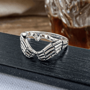 Bague En Argent Aux Mains Squelettiques : Un Symbole Damour Et De Mortalité.