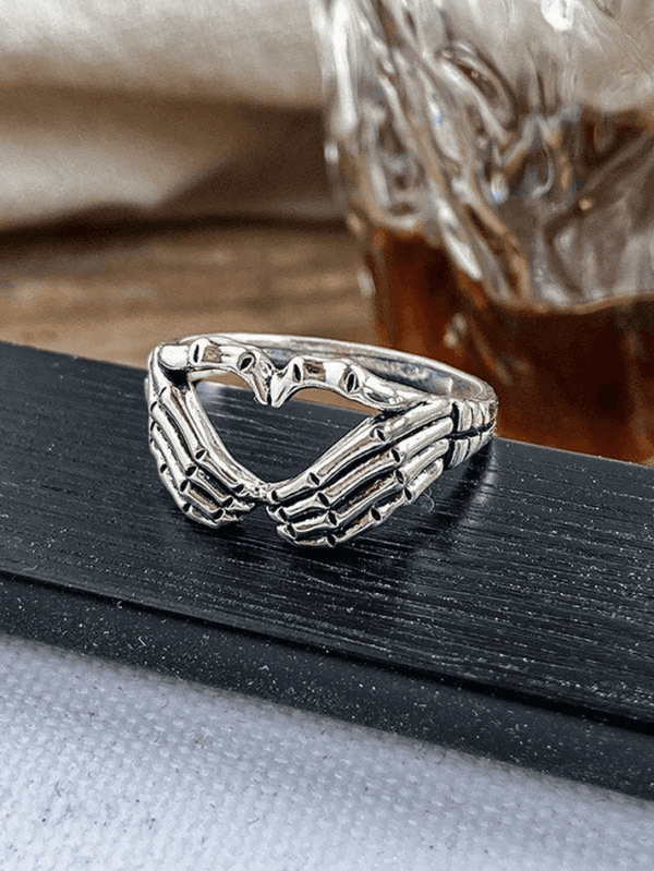 Bague En Argent Aux Mains Squelettiques : Un Symbole Damour Et De Mortalité.