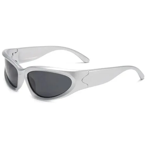 Lunettes De Soleil Argentées Au Design Aérodynamique, Parfaites Pour Le Sport Et Les Activités Extérieures.