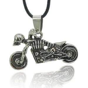 Pendentif squelette moto : un symbole daventure et de rébellion élégant.