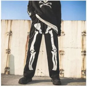 Style Urbain Audacieux Avec Pantalons À Imprimé Squelettique Et Sneakers Chunky.