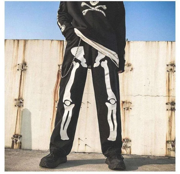 Style Urbain Audacieux Avec Pantalons À Imprimé Squelettique Et Sneakers Chunky.