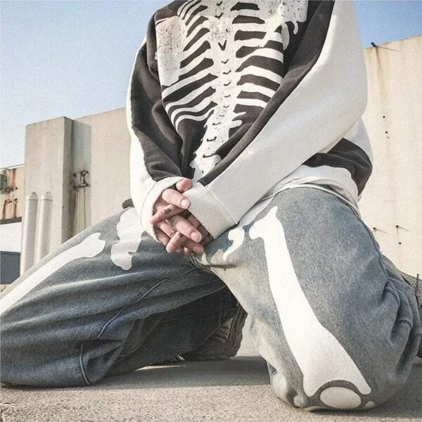 Style Audacieux : Sweat À Motifs Squelette Et Jeans Ossements En Mode Urbain.