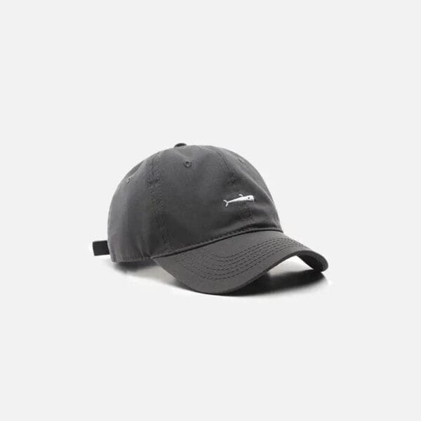 Casquette Noire Chic Avec Logo Minimaliste, Parfaite Pour Un Look Décontracté Et Élégant.