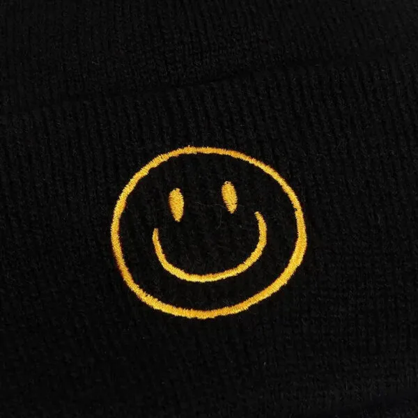 Chapeau Noir Confortable Avec Visage Souriant Jaune, Alliant Chaleur Et Style Ludique.