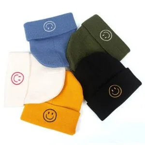 Bonnets Colorés Avec Motifs Smiley : Style Tendance Et Joyeux Pour Lhiver.