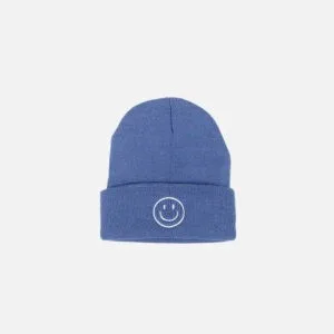 Chapeau Dhiver Bleu À Torsades Avec Un Smiley Joyeux Pour Un Look Décontracté.