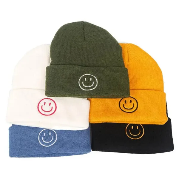 Chapeau En Tricot Colorés Avec Un Emblème Souriant, Alliant Style Et Confort.