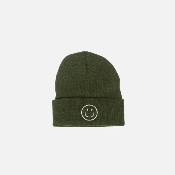 Bonnet Olive Avec Sourire, Alliant Confort Et Style Y2K Pour Un Look Décontracté.