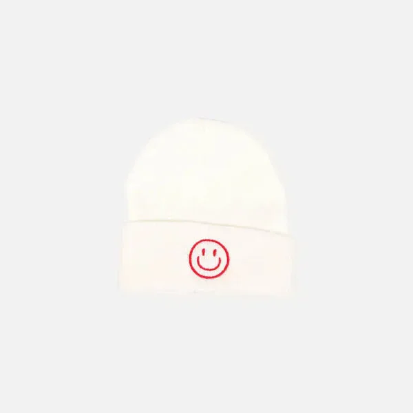 Béret Blanc Avec Visage Souriant, Accessoire Tendance Et Joyeux Pour Un Look Confortable.