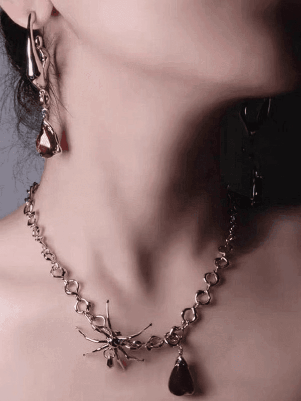 Collier En Argent Avec Pendentif Araignée, Un Bijou Audacieux Et Élégant.