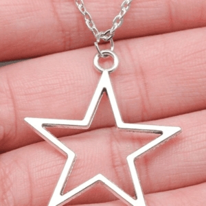 Pendentif Étoile En Argent, Élégant Et Minimaliste, Parfait Pour Toutes Les Occasions.