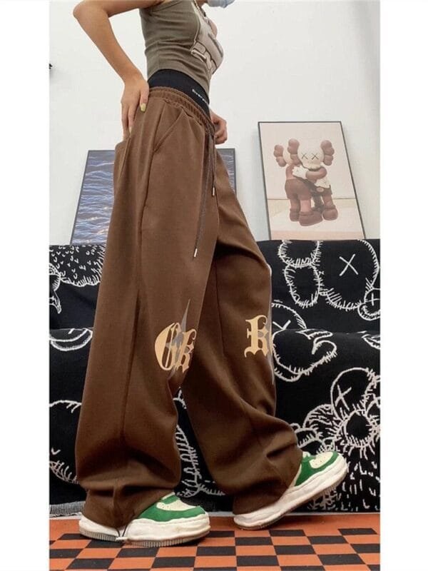 Personne En Streetwear : Pantalon Oversized Chocolat Et T-Shirt Olive, Style Contemporain.