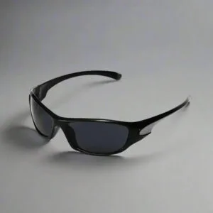 Lunettes De Soleil Noires Élégantes Avec Protection Uv Pour Un Style Moderne Et Actif.