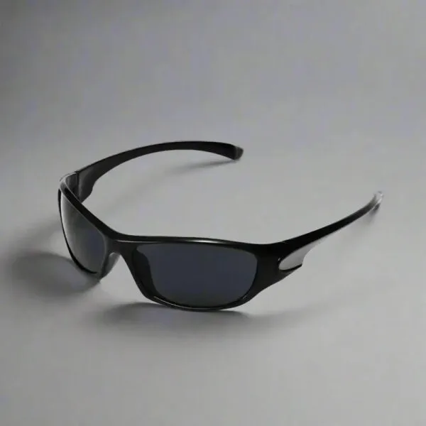 Lunettes De Soleil Noires Élégantes Avec Protection Uv Pour Un Style Moderne Et Actif.