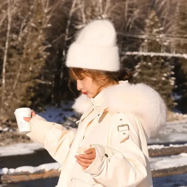 Femme Élégante En Hiver Savourant Une Boisson Chaude Dans Un Paysage Enneigé.