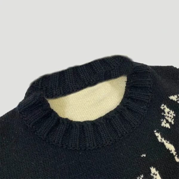 Pull En Tricot Noir Avec Motifs Dhiver Élégants Et Col Haut Crème.