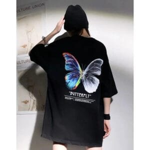 T-Shirt Noir Oversized Avec Papillon Coloré, Style Urbain Et Artistique.