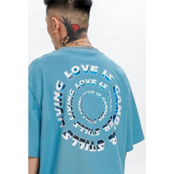 T-Shirt Bleu Design Love Is Living Style Streetwear Tendance Moderne Pour Une Expression Personnelle.