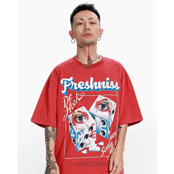 Homme En T-Shirt Rouge Oversized Freshniss, Un Style Urbain Audacieux Et Artistique.