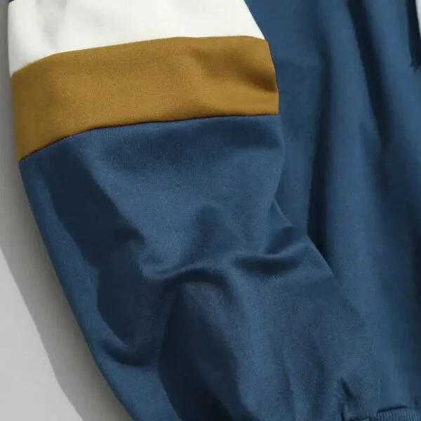 Haut À Manches Colorées En Teal, Crème Et Jaune Mustard, Style Décontracté Et Contemporain.