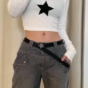 Tenue Moderne : Crop Top Blanc Et Pantalon Gris, Style Décontracté Et Tendance.