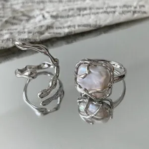 Bague En Perle Irrégulière Et Argent, Design Naturel Élégant Avec Motif De Vigne.