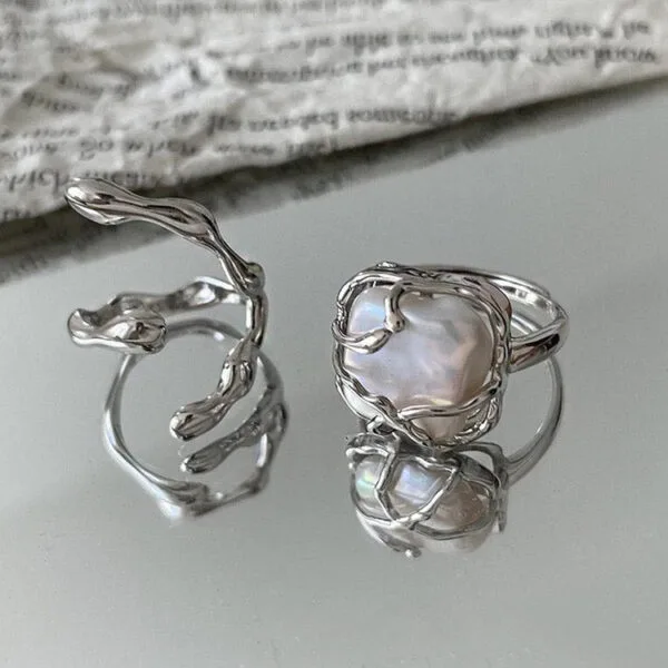 Bague En Perle Irrégulière Et Argent, Design Naturel Élégant Avec Motif De Vigne.