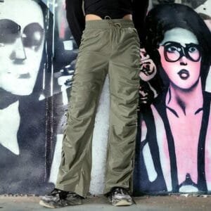 Mode urbaine : Pantalons cargo tendance devant un mural de graffiti vibrant.