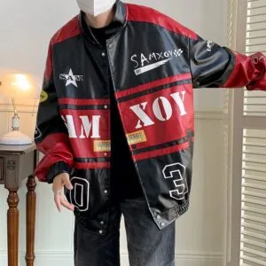 Veste Oversize Noire Avec Panneaux Rouges Et Mot Sam, Style Contemporain Et Décontracté.
