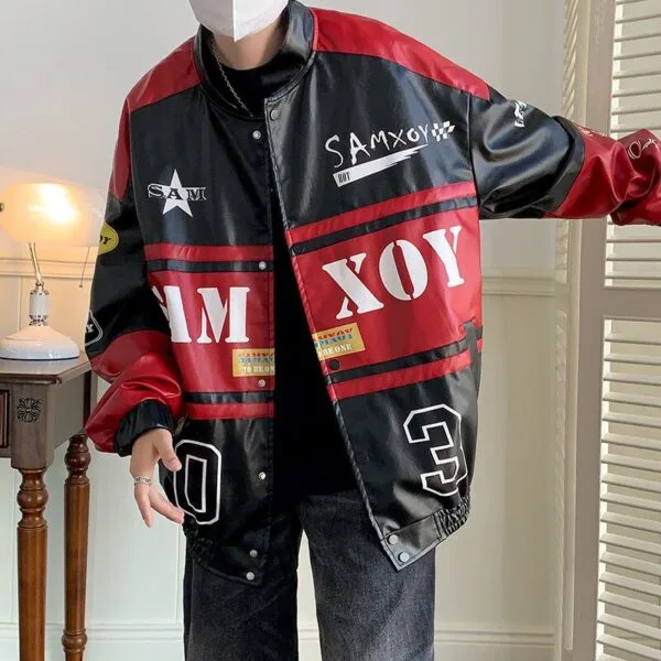 Veste Oversize Noire Avec Panneaux Rouges Et Mot Sam, Style Contemporain Et Décontracté.
