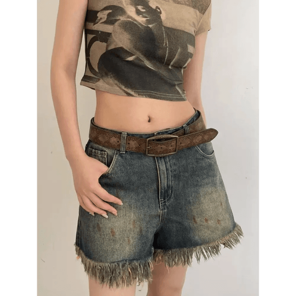 Femme Stylée En Top Vintage Et Shorts En Jean, Look Décontracté Et Tendance.