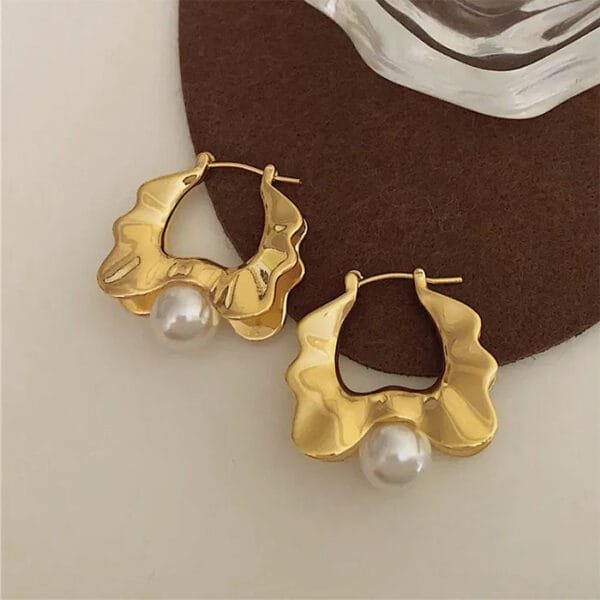 Boucles Doreilles En Or Ondulé Avec Perles, Élégantes Et Modernes Pour Toutes Occasions.