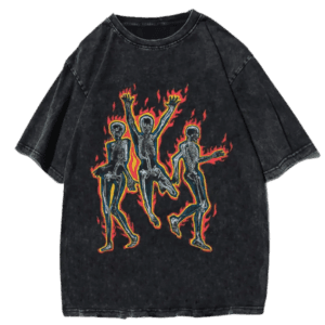 T-shirt noir vintage avec graphiques de squelettes animés et flammes colorées.