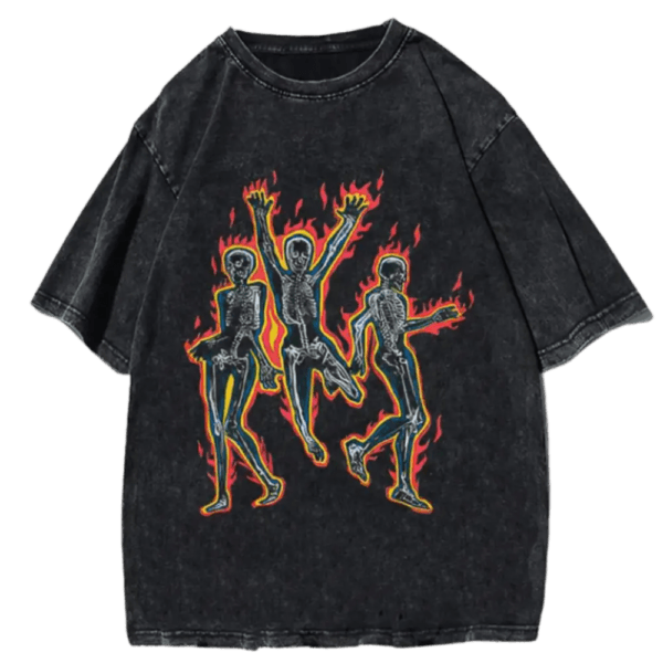 T-Shirt Noir Vintage Avec Graphiques De Squelettes Animés Et Flammes Colorées.