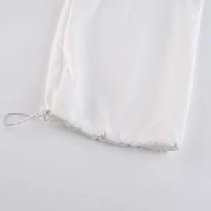Sac Blanc À Cordons, Chic Et Minimaliste, Alliant Élégance Et Praticité.
