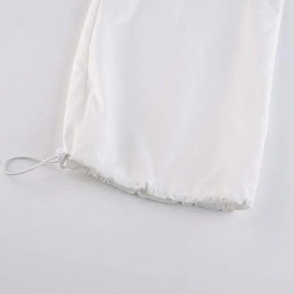 Sac Blanc À Cordons, Chic Et Minimaliste, Alliant Élégance Et Praticité.
