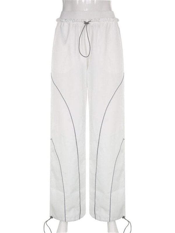 Pantalons Blancs Contemporains, Légers Et Confortables, Parfaits Pour Un Style Décontracté Ou Semiformel.