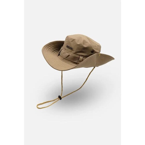 Chapeau Large En Tan Pour Protection Solaire Lors Dactivités De Plein Air.