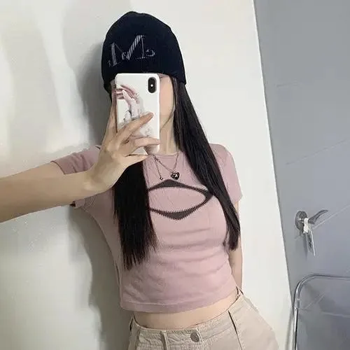 Jeune Femme En Selfie, Portant Un Top Rose, Un Béret Et Un Look Décontracté.