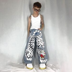 Jeune style audacieux avec pantalons rayés tigre et top blanc. Mode contemporaine.