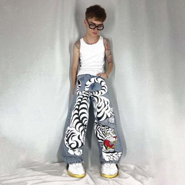 Jeune Style Audacieux Avec Pantalons Rayés Tigre Et Top Blanc. Mode Contemporaine.
