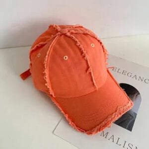 Casquette Orange Au Style Y2K, Tendance Et Décontractée Avec Un Effet Usé.