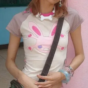 T-Shirt Mignon Avec Lapin, Choker Amusant Et Accessoires Colorés Dans Un Décor Décontracté.