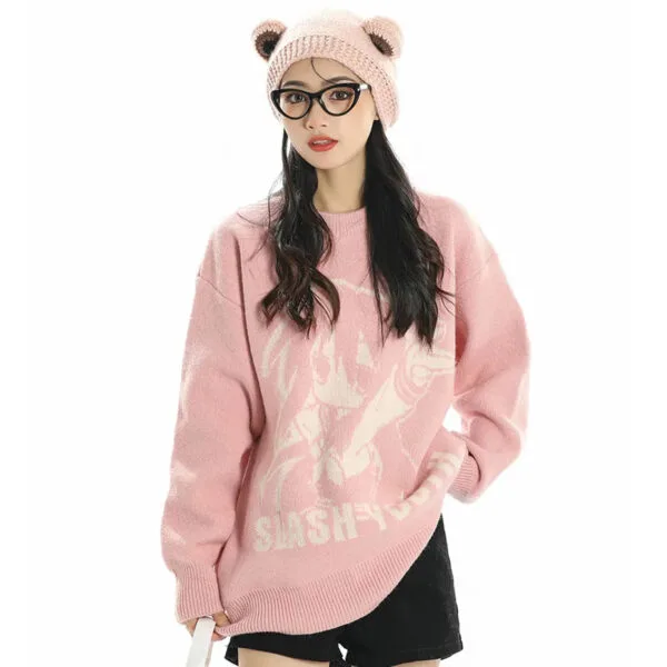 Femme Jeune En Sweat Rose, Chapeau Mignon Et Shorts Pour Un Look Décontracté Et Tendance.