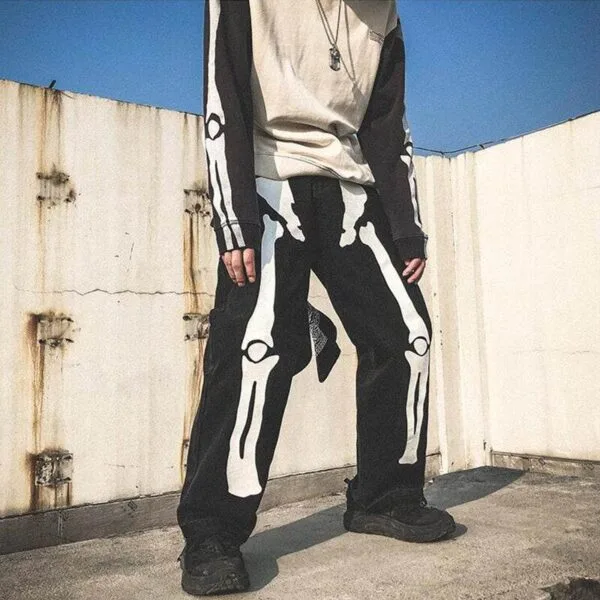 Stylé Et Audacieux : Pantalon Squelette Et Haut Oversized Dans Un Décor Urbain.