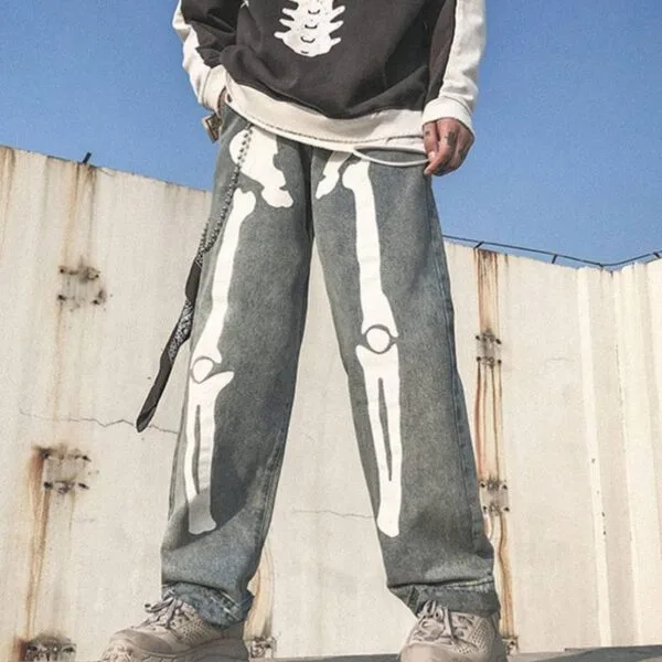 Mode Urbaine Audacieuse : Streetwear Avec Motifs Squelettiques Et Une Touche Contemporaine.